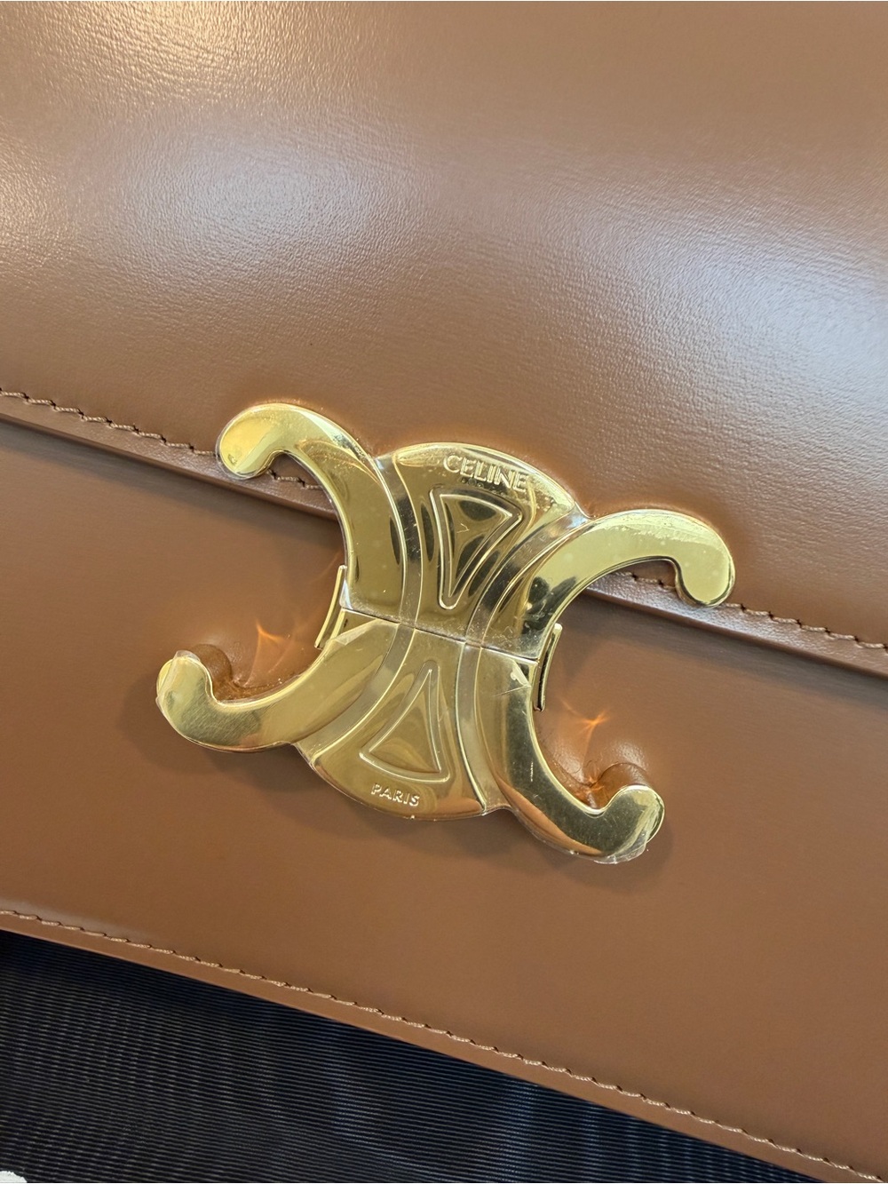 NEW CELINE CLASSIQUE TRIOMPHE BAG IN SHINY CALFSKIN IN TAN/GOLD HARDWARE - Picture 4 of 16